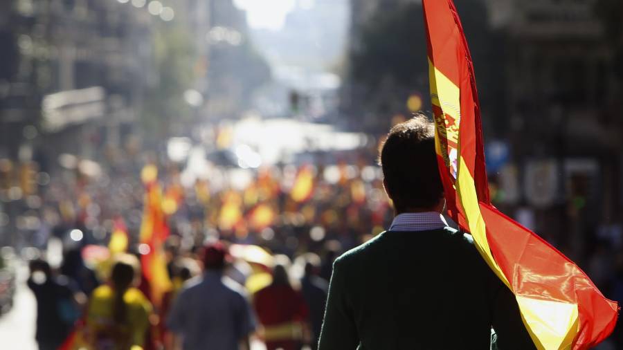 Vista de la manifestación convocada hoy por la entidad Societat Civil Catalana en el centro de Barcelona bajo el lema Todos somos Cataluña. FOTO: EFE