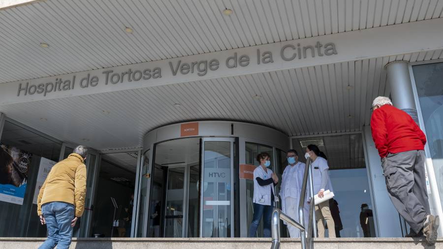 Puerta de acceso principal al Hospital Verge de la Cinta de Tortosa. Foto: Joan Revillas