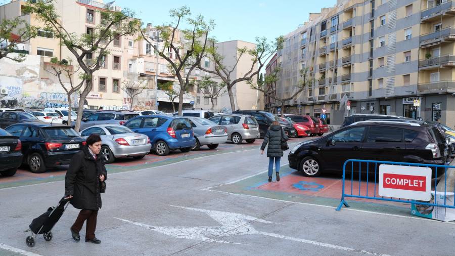 La nueva promoción de pisos y las tres plantas de parking se habilitarían en el actual aparcamiento de Riera Miró. FOTO: Fabián Acidres