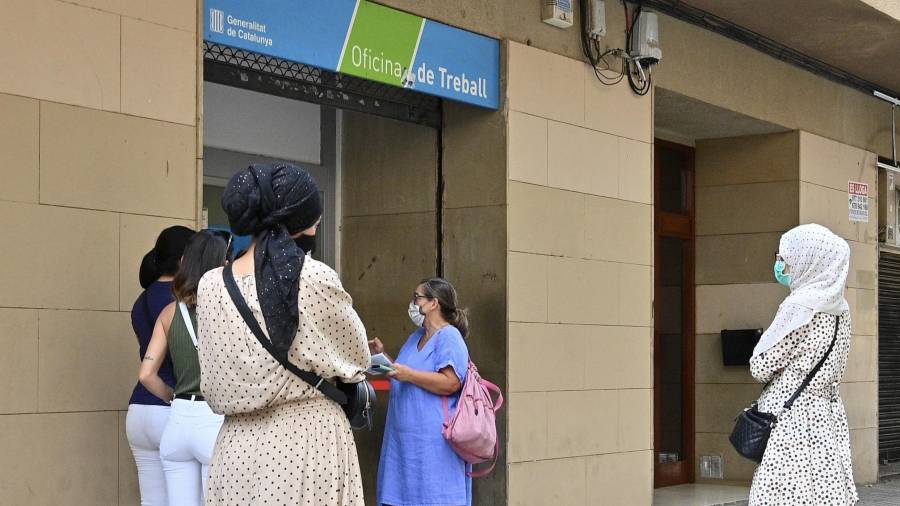 Varias personas, a la entrada de la Oficina de Treball de Reus. El virus ha provocado un aumento del paro en la provincia. Foto: Alfredo González