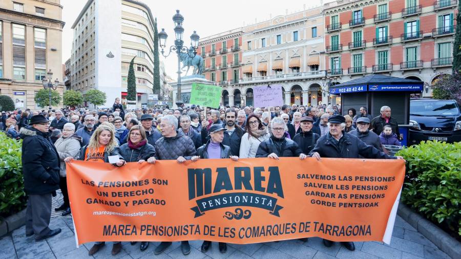 La cabecera de la manifestación saliendo de la Plaça del Prim. FOTO: Alba Mariné