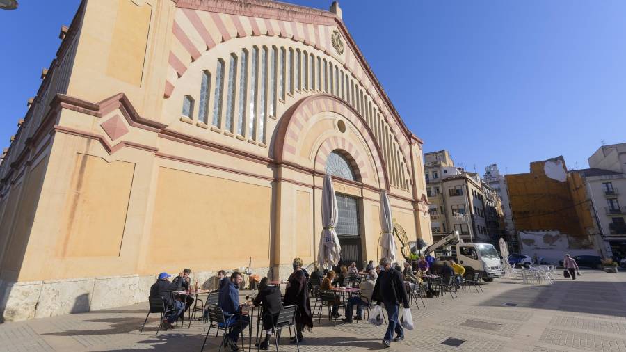 Terrasses plenes de clientela ahir a la plaça del mercat de Tortosa. FOTO: JOAN REVILLAS
