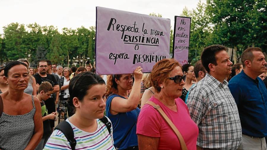Manifestación en Cambrils a raíz de una violación grupal reciente. Foto: Fabián Acidres