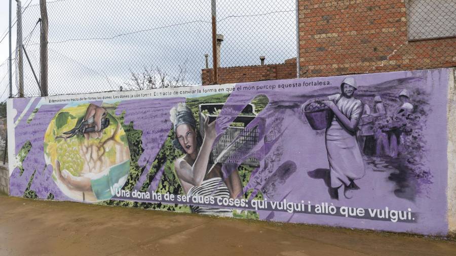 El mur pintat a l’escola de Corbera d‘Ebre. FOTO: JOAN REVILLAS
