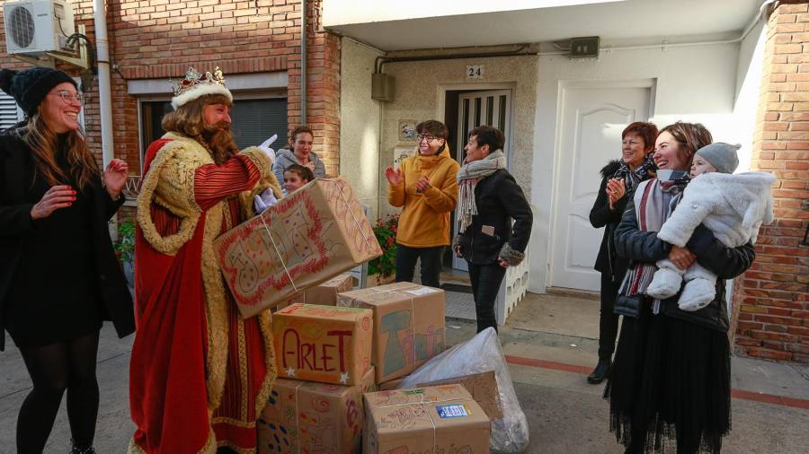 Los Reyes empezaron el reparto de los regalos por la zona del puerto. FOTOS: FABIÁN ACIDRES
