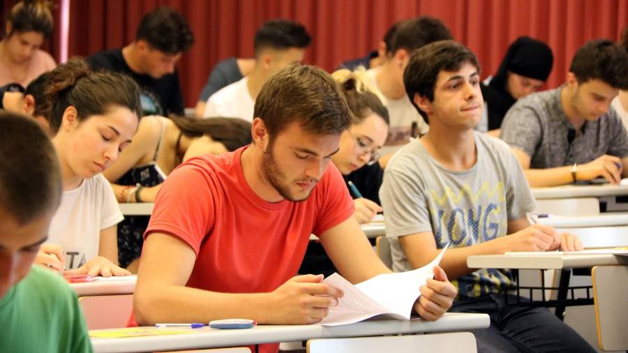 Un grup d’estudiants realitzant les PAU. FOTO: ACN