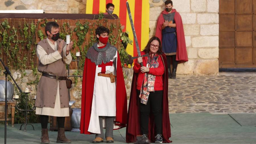 El president de l’associació, Maties Martí; el cavaller Jordi i Estrella Martínez amb l’espasa d’honor. Foto: Pere Ferré