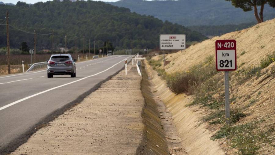 La carretera N-420 al seu pas per la Ribera d’Ebre. FOTO: JOAN REVILLAS