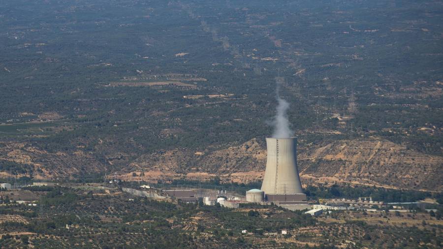 La central nuclear de Ascó, en el margen derecho del Ebre, en una imagen reciente. FOTO: JOAN REVILLAS