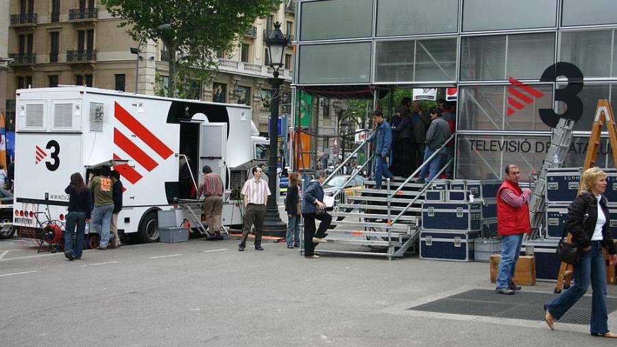 Imatge d'arxiu d'un equip de TV3 durant una retransmissió de Sant Jordi. Foto: Wikipedia