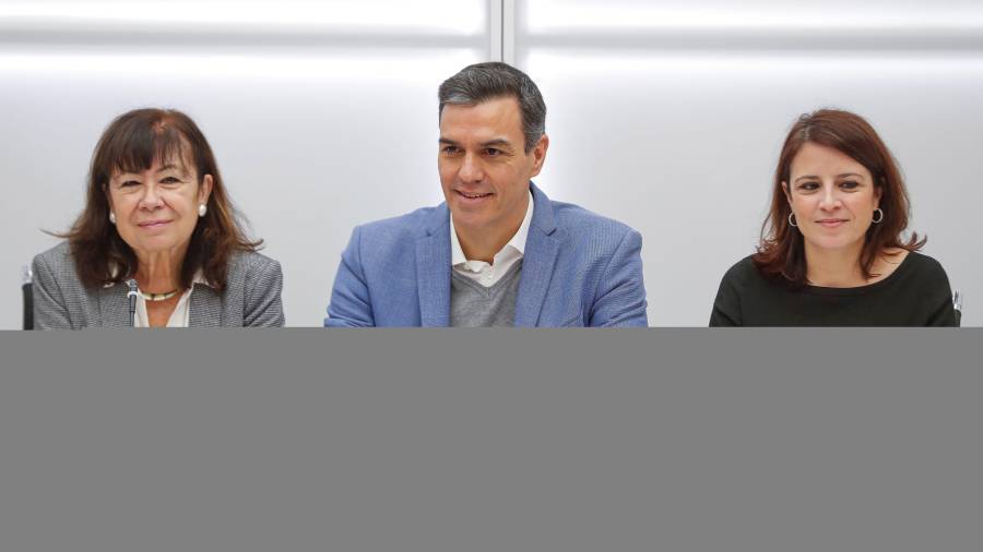 El líder del PSOE y candidato a presidente, entre la presidenta del partido, Cristina Narbona; y la vicesecretaria, Adriana Lastra. naranjo/EFE