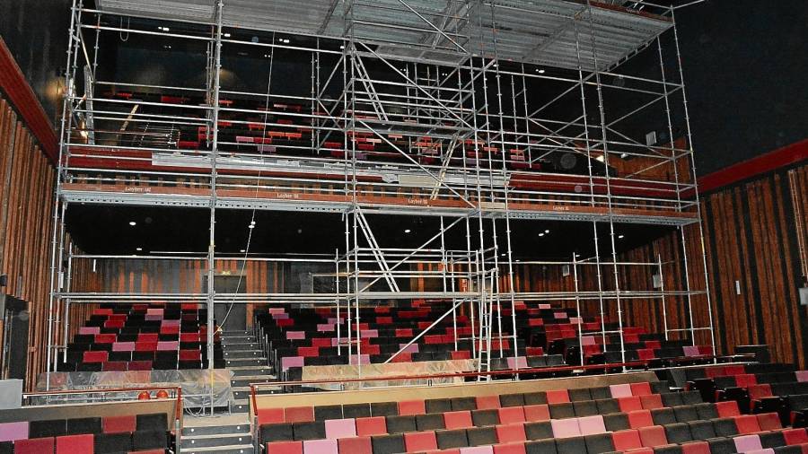 El Teatre Tarragona lleva más de un mes cerrado después del desprendimiento que provocó la mala instalación del falso techo. FOTO: Mauri