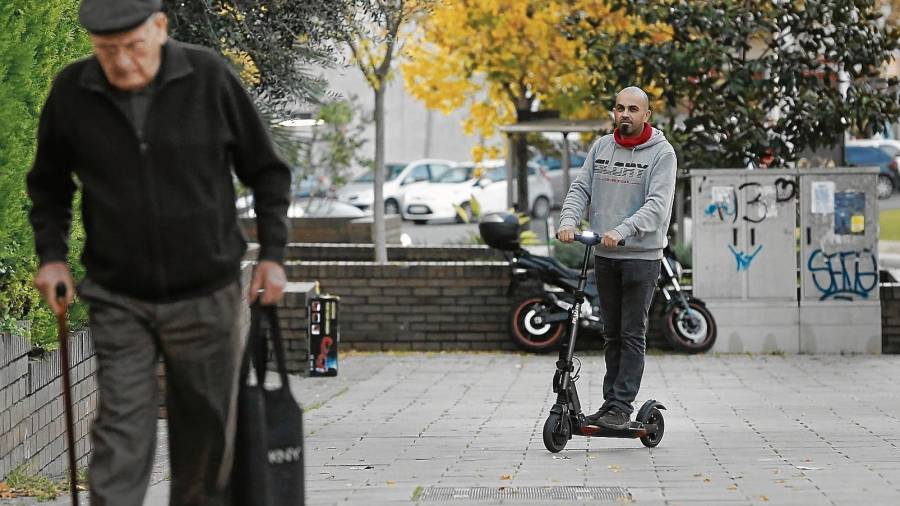 Un hombre se desplaza a bordo de un patinete eléctrico por la Rambla Francesc Macià de Tarragona, donde conviven con los peatones. FOTO: pere ferré