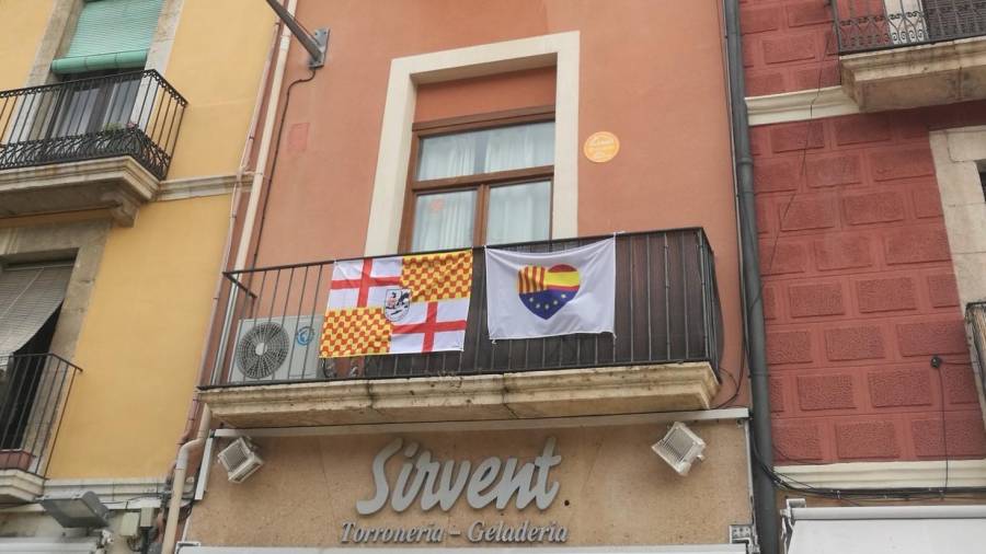 Una bandera de Tabarnia en la Plaça de la Font que, además, ha sido sustraída. Foto: Twitter