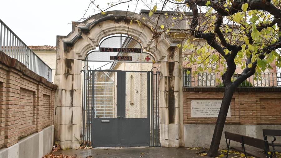 A l’antiga presó es conserva la porta del Palau dels Miró de la plaça del Prim, reconvertit en l’Hotel de Londres a finals del segle XIX. S’hi va reconstruir després de l’enderroc del casal el 1973. FOTO: A. González