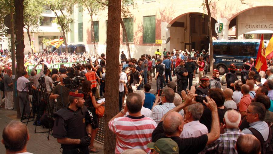 La Travessera de Gràcia de Barcelona tallada al trànsit per la presència dels Mossos que vigilen que no hi hagi incidents en les dues convocatòries davant la Guàrdia Civil, el 31 de Juliol de 2017. Foto: ACN