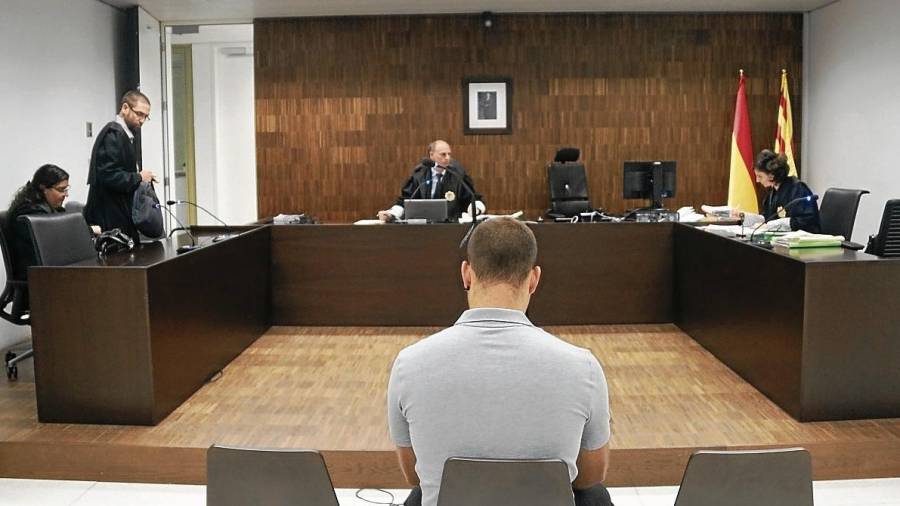 L’acusat, el tortosí Andreu Curto, d’esquena, al judici a la Ciutat de la Justícia. Foto: ACN