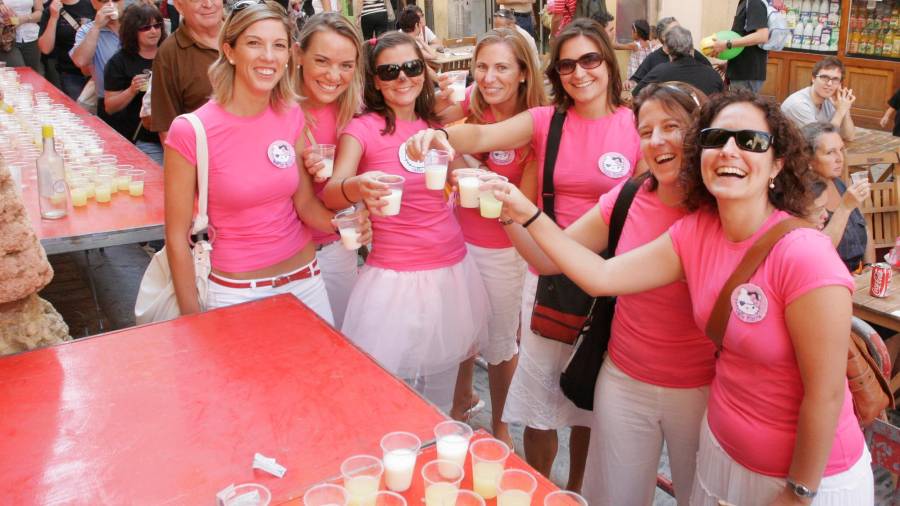 Chicas de despedida de soltera en las fiestas de Santa Tecla 2008, probando el licomcello de Pompeia servido en vaso de plástico