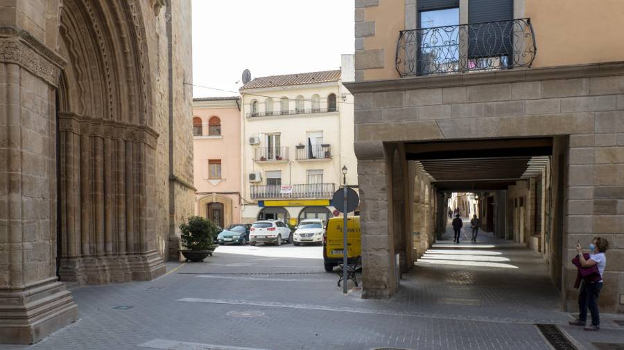 El porticat de la plaça, donant la benvinguda des del carrer Miravet. FOTO: J. R.