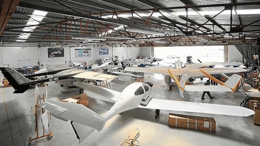 Aspecto de uno de los hangares del Aeroclub de Reus. Foto: Alfredo González