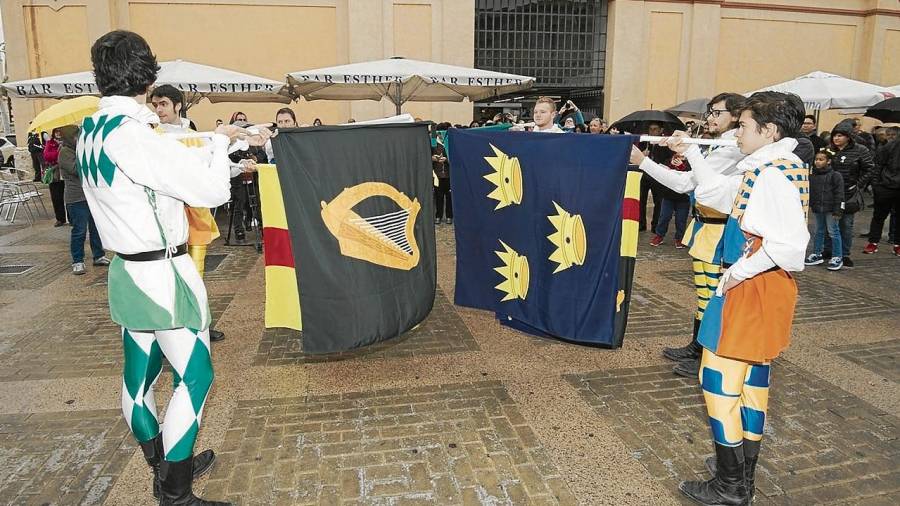 Imatge dels abanderats amb les quatre províncies d’Irlanda, ahir a la plaça del Mercat de Tortosa. FOTO: J. Revillas