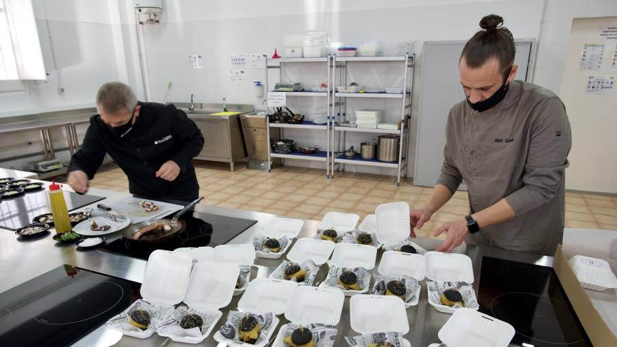 Demostracions de cuina amb peix de les llotges ebrenques. FOTO: JOAN REVILLAS
