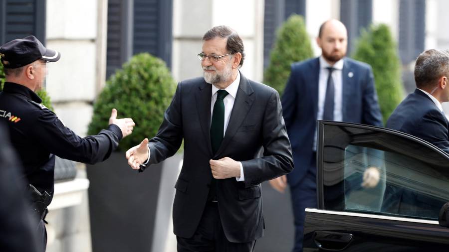 El jefe del Ejecutivo, Mariano Rajoy, a su llegada al Congreso para asistir a la segunda jornada de la moción de censura presentada por el PSOE contra el presidente del Gobierno. EFE/Emilio Naranjo