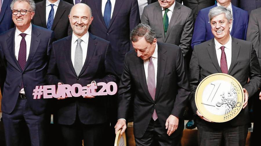Mario Draghi (tercero por la izquierda) fue el gran salvador del euro en julio de 2012. FOTO: EFE