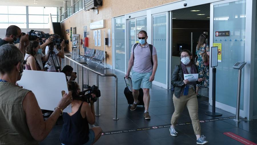Turistas llegando al Aeropuerto de Reus en una imagen de archivo de este pasado verano. FOTO: FABIÁN ACIDRES