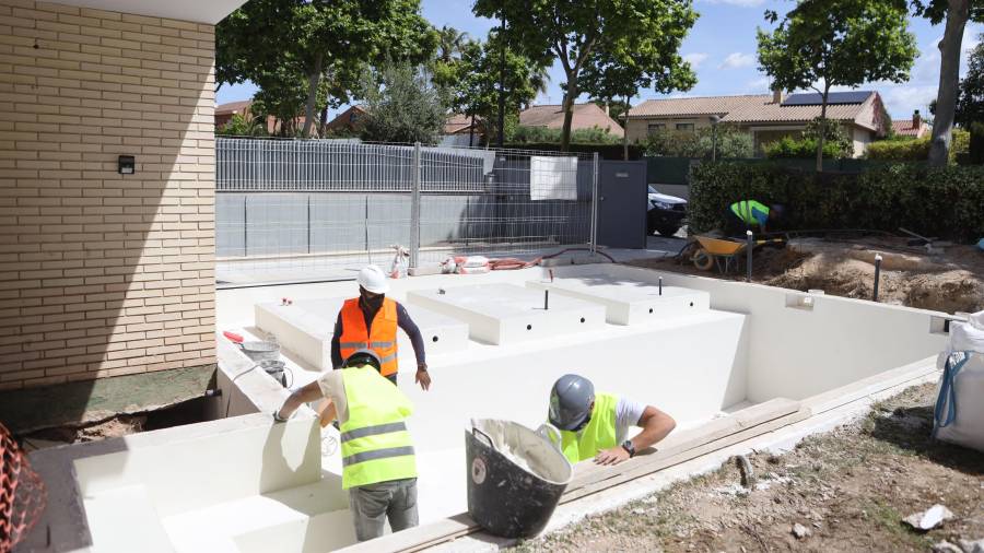 Obreros construyendo una piscina en Vilafortuny, ayer. Foto: Alba Mariné