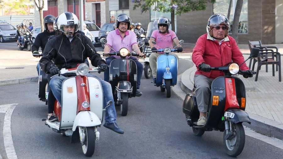 Algunos de los participantes en la Scooter Clàssic, por las calles de Reus.