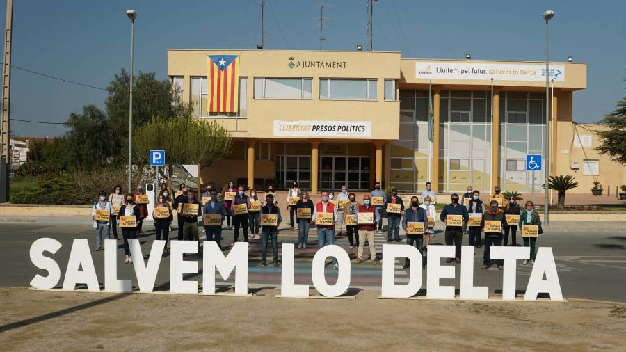 L’Ajuntament de Deltebre va organitzar un acte simbòlic ahir. FOTO: AJUNTAMENT DE DELTEBRE