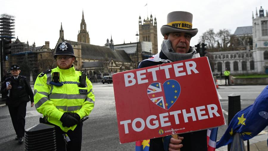 Un manifestante contrario al Brexit, ante el Parlamento británico en Londres. La pancarta dice «mejor juntos». FOTO: EFE/ANDY RAIN