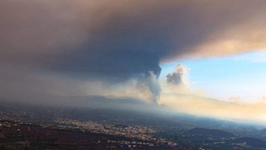 Imagen de la nube de polvo y ceniza provocada por el volcán Cumbre Vieja. EFE