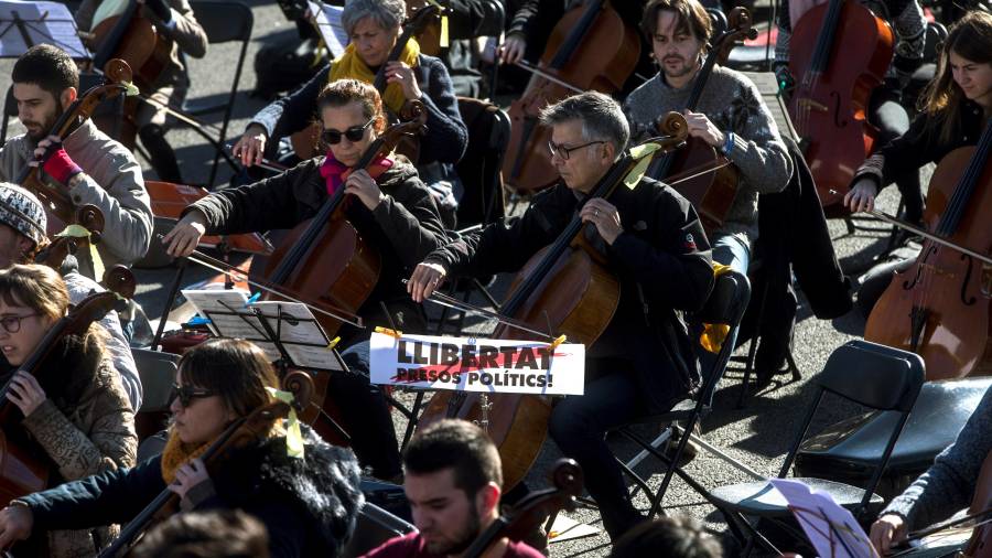 Concierto Sinfónico por la Libertad para denunciar la represión del Estado español contra las instituciones catalanas, hoy en la Plaza España de Barcelona. FOTO: EFE