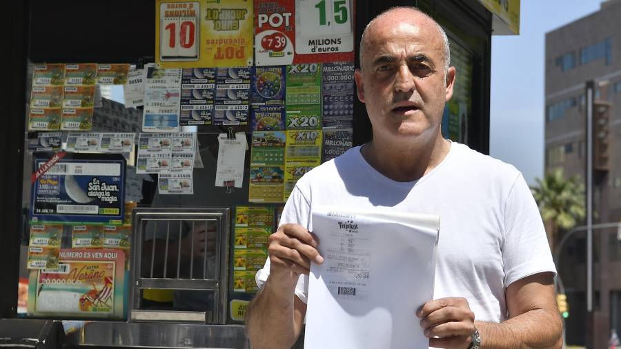 Alfredo Figueras muestra el billete que estuvo premiado, pero sin cobrar. FOTO: ALFREDO GONZÁLEZ