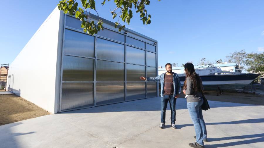 José Antonio Rodríguez, el coordinador del CFGM, mostrando las nuevas instalaciones de la antigua Escola Taller. FOTO: Alba Mariné
