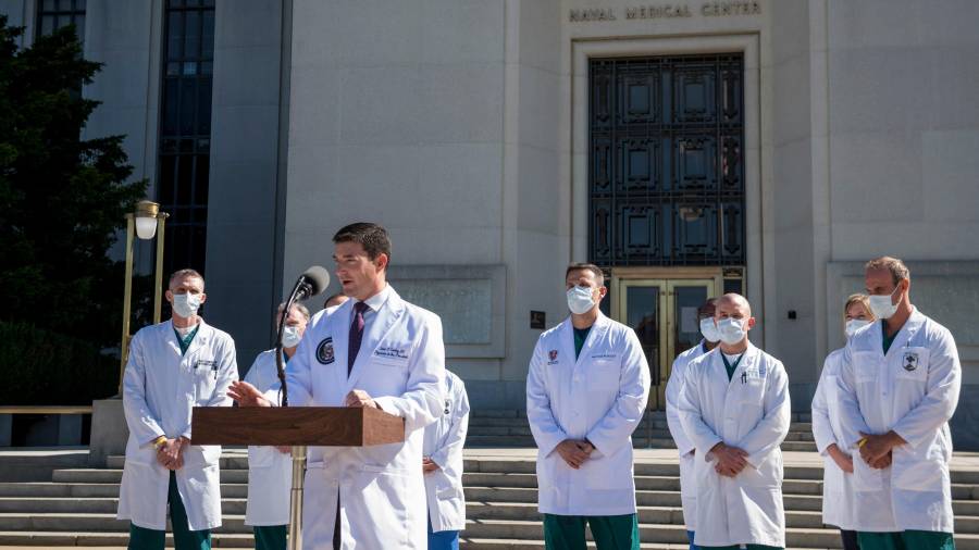 El equipo médico que atiende a Trump en un hospital militar, con el doctor Sean Conley al frente. FOTO: EFE