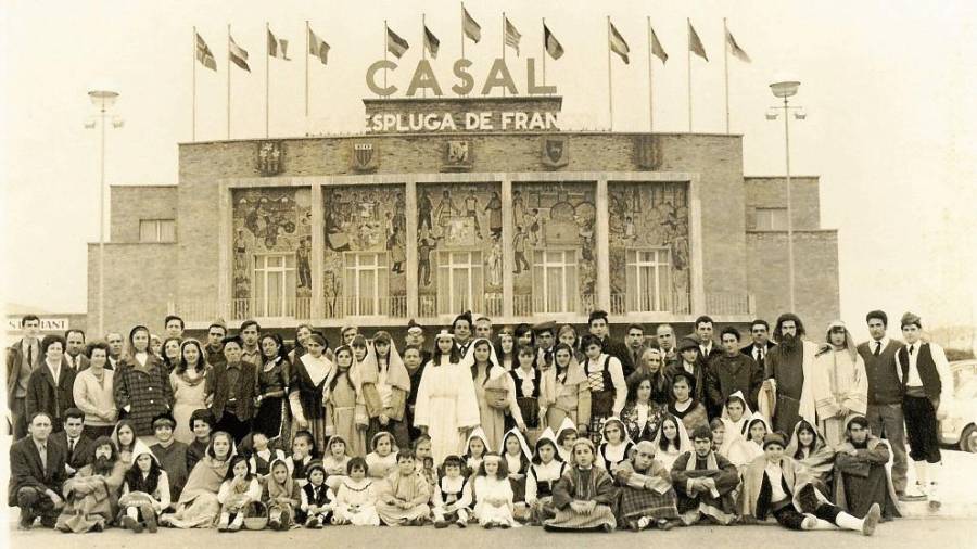 Membres del pessebre, el 1969, davant del Casal de l’Espluga. FOTO: cedida