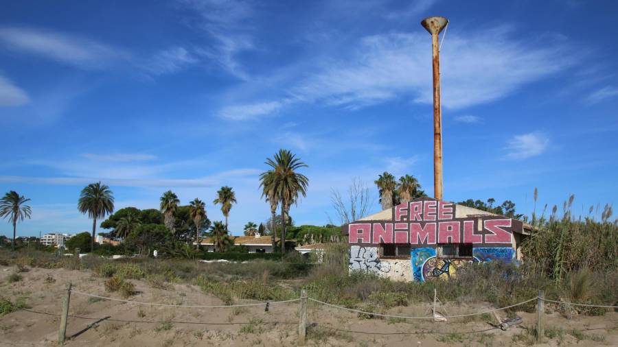 La estación de bombeo de Clarà es de titularidad municipal y estuvo activa hasta 1998. El edificio debe ‘borrarse’ de la playa. FOTO: A. Mariné