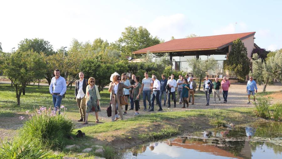 Los empresarios visitando ayer las instalaciones del Eco-camp de Vinyols i els Arcs. FOTO: ALBA MARINÉ