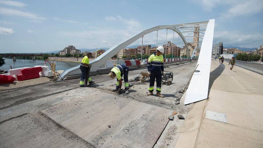 Operaris treballant al pont, aquest dilluns. Foto: Joan Revillas