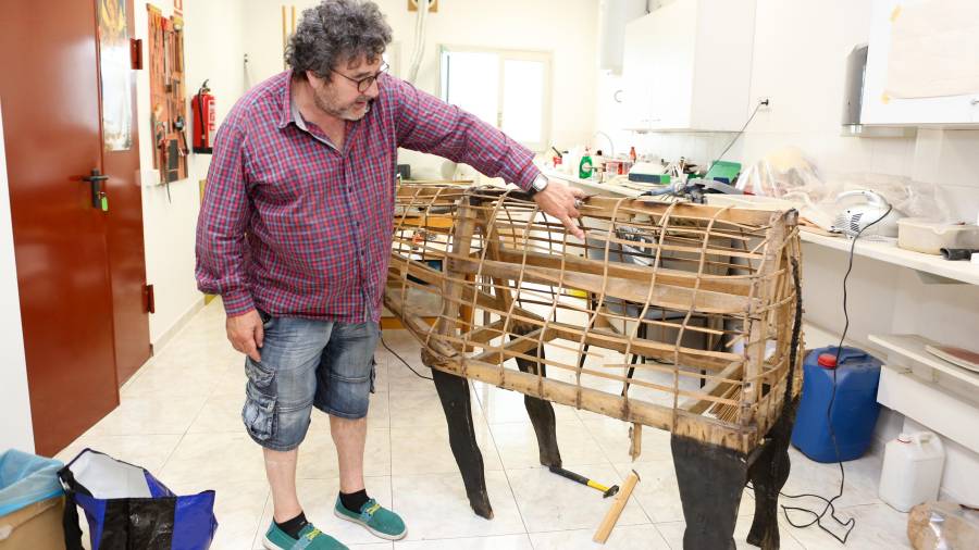 Un dels operaris que participa a la restauració d’un antic Bou de foc, al Museu Salvador Vilaseca de Reus. FOTO: Alba Mariné