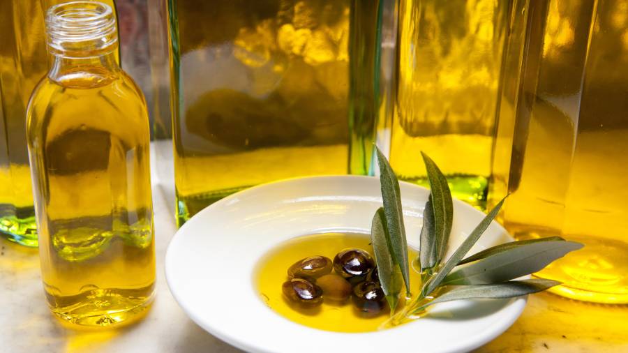 El aceite de oliva virgen con sus propios compuestos fenólicos, un alimento sano. FOTO: GETTY IMAGES