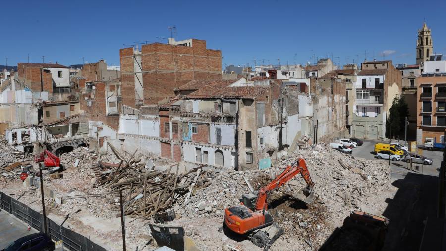 La demolición de pisos en el barrio del Carme, ayer avanzaba. FOTO: Alba Mariné