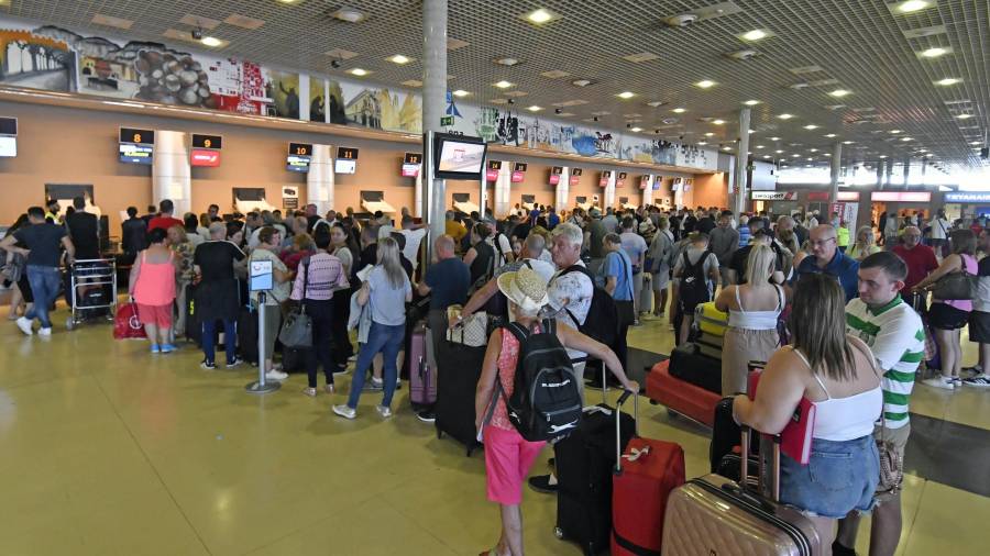 Imagen de archivo  de turistas británicos en la terminal de salidas del Aeropuerto  de Reus. FOTO: A.GONZÁLEZ/DT