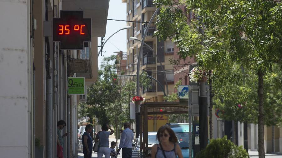 Imagen de archivo del termometro de una farmacia a 35 grados, estos días en Móra d’Ebre. FOTO: JOAN REVILLAS