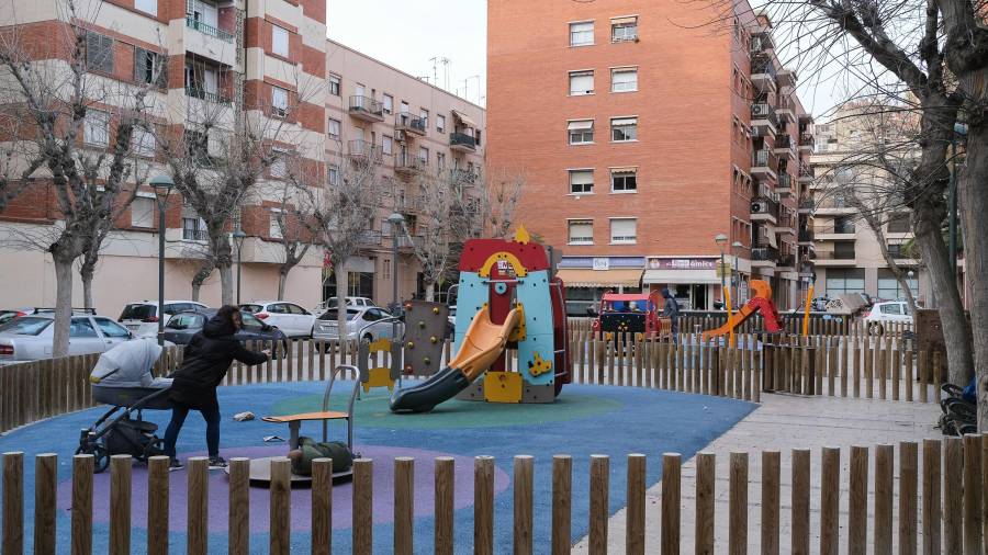 Parque infantil de la Plaça dels Infants. Los vecinos se quejan del mantenimiento. FOTO: FABIÁN ACIDRES