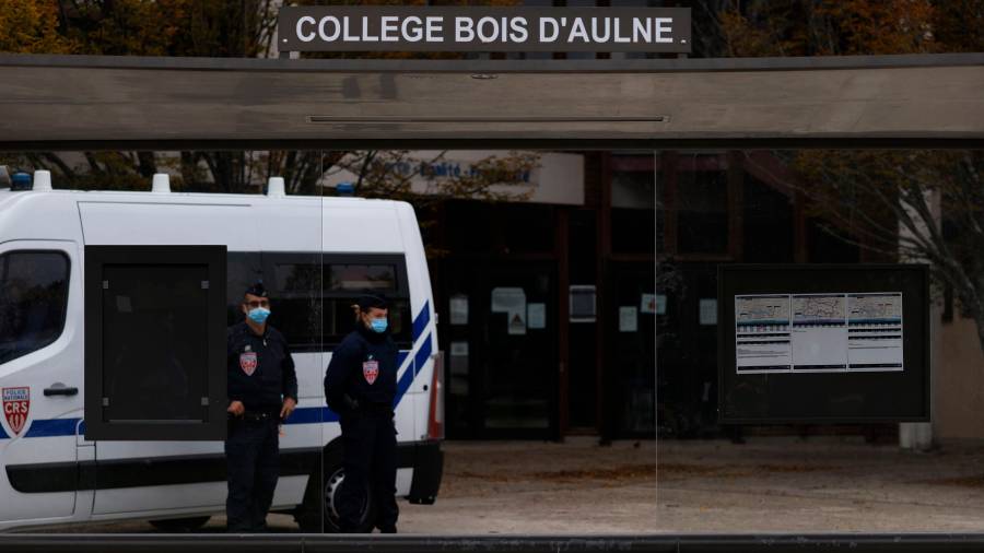 Policía delante de la escuela donde fue asesinado el profesor. Foto: EFE