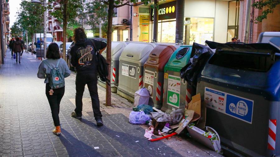 Contenedores con basura ayer por la tarde en la calle Gasòmetre. FOTO: FABIÁN ACIDRES